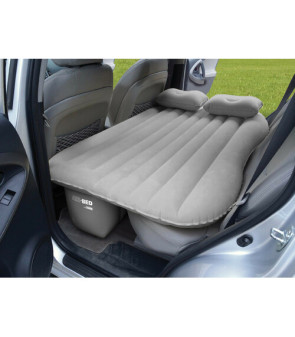 Colchón hinchable con compresor para asientos traseros de coche.