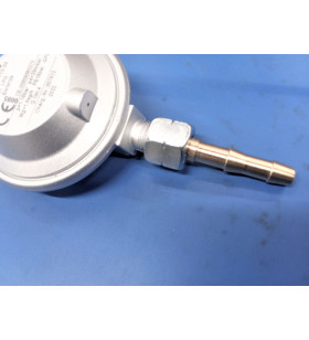 Hose connection for gas regulators