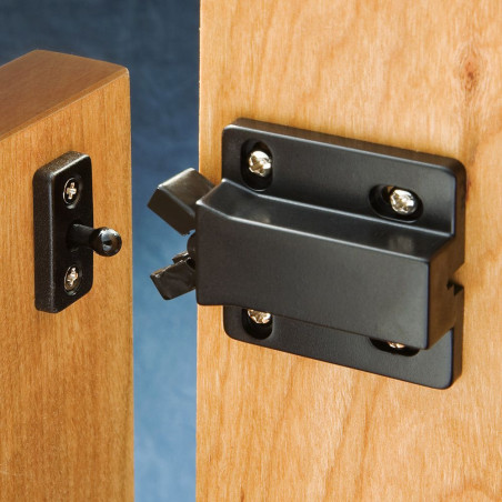 Push closure for doors without handle